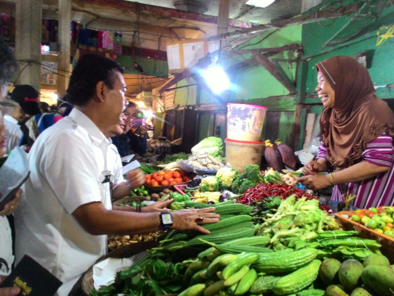 Kepala Disperindag Sumsel, Permana saat berdialog dengan salah seorang Penjual Sayur di Pasar Cinde Palembang, Kamis (26/5/2016)