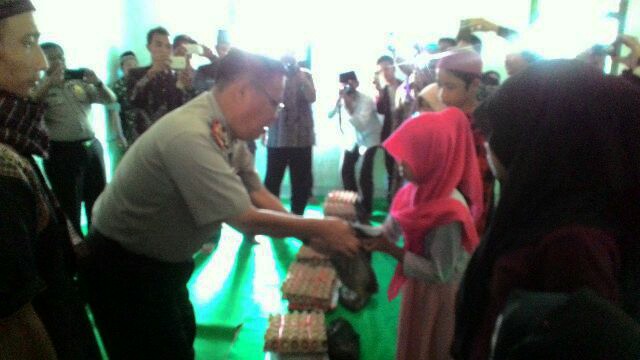 Kapolsek Jayaloka Serahkan Bantuan Karang Taruna Mura Kepada Anak Yatim Secara Simbolis
