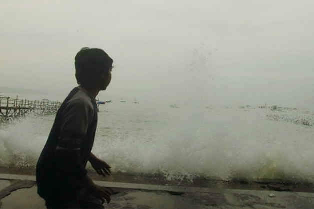 bmkg-ombak-tinggi-karena-bulan-paling-dekat-dengan-bumi-k5BWW7Ithk