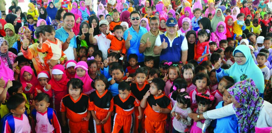 Tampak Bupati dan Wakil Bupati OKU Timur Berfoto Bersama Anak-Anak PAUD Se Kab OKU Timur, Jum'at (13/01)