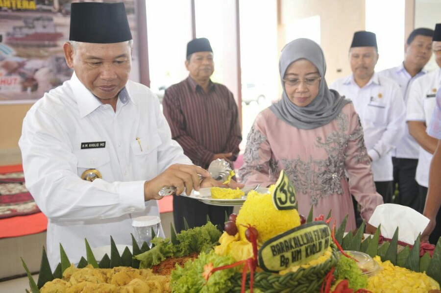Bupati OKU Timur didampingi sang istri saat memotong tumpeng perayaan hari lahirnya, Rabu (18/01)