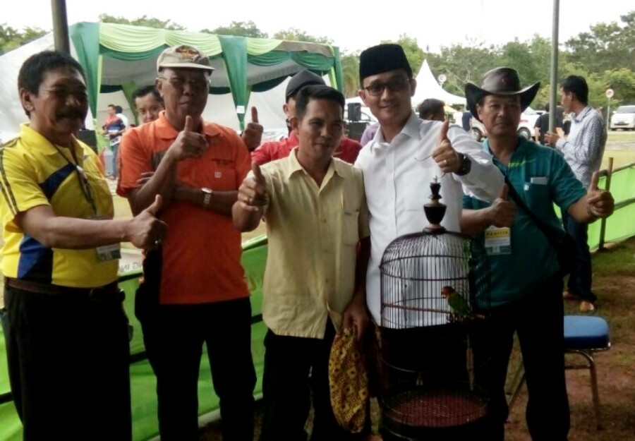 Wakil Bupati OKUT berfoto bersama para pemenang lomba Kicau Mania, Minggu (22/01)
