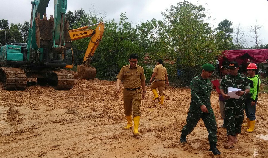 Wakil Bupati PALI dan Dandim 0404 saat tinjau lokasi tanah hibah dari masyarakat