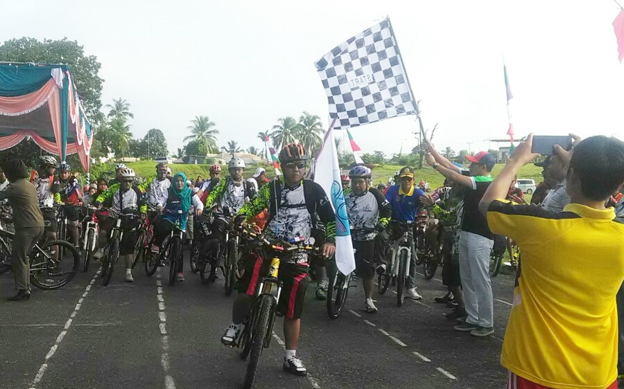 Bupati PALI Ir. H. Heri Amalindo, MM saat melepas peserta sepeda santai, Minggu (26/02)
