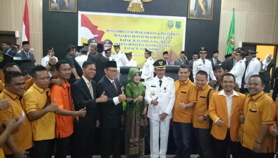 Tampak H. Yusnin, S.Sos, M.Si beserta istri berfoto bersama Keluarga Besar DPD Ormas MKGR Sumsel, Kamis (09/02)