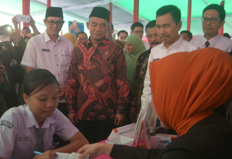 Mendikbud RI Prof Muhajir Effendy MAP didampingi Wakil Gubernur dan Bupati PALI saat lakukan kunjungan kerja di Kabupaten PALI, Senin (20/03)