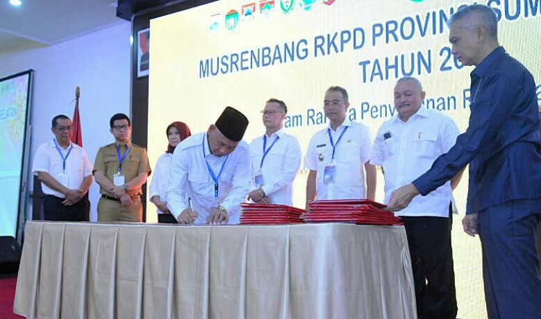Bupati OKU Timur HM Kholid MD SSos MSi saat menghadiri acara Musrenbang RKPD Sumsel tahun 2018, Senin (17/04)