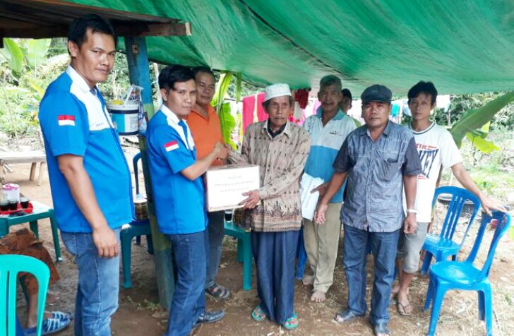Tampak Ketua Umum Pemuda Jurai Besemah Sumsel, Indra Sakti SE, dan anggota PJB saat berikan bantuan kepada korban kebakaran