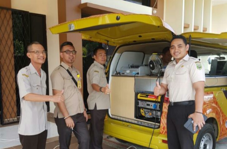 Sejumlah Pegawai Bapenda Sumsel saat mengoperasikan Mobil Keliling Samsat