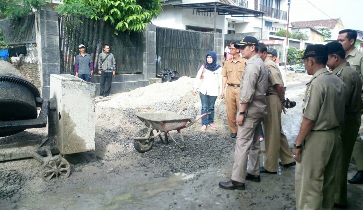 Wakil Bupati OKU Timur Fery Antoni didampingi Kepala PMD Yos saat sidak dan monitoring pembangunan jalan yang menggunakan Dana Desa, Selasa (30/05)