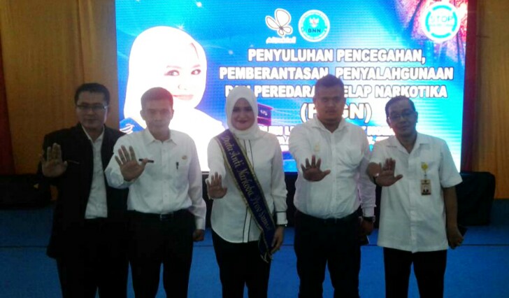 Dari kiri ke kanan : Kabid Pencegahan dan Pemberdayaan Masyarakat BNNP Sumsel, Adolf Hitler Efroza SKM MS.i, Kepala SMKN 2 Palembang Zurkarnain, Duta Anti Narkoba Lury Elza Alex Noerdin, Ketua HIPMI Kota Palembang, Kgs Hermansyah.