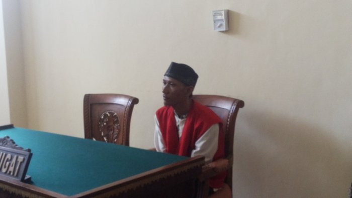 Asrof (31), terdakwa pemukul ibu kandung. 