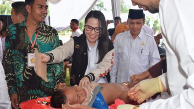 Siti Nurizka berikan semangat kepada seorang anak yang akan di khitan, Selasa (28/02/2023).
